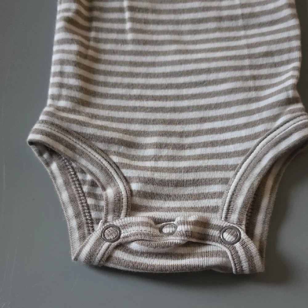 (J59) Carter's Cream and Brown Striped Bodysuit Sz Newborn